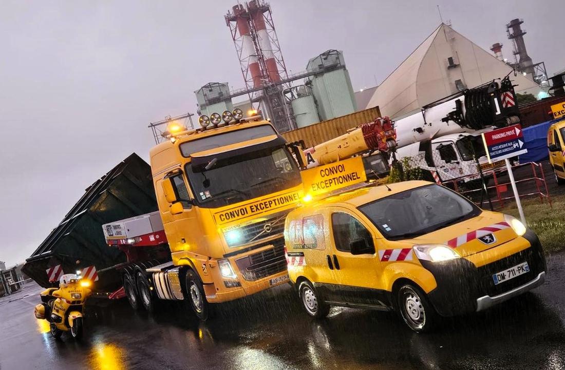 Convoi exceptionnel de nuit avec véhicule d’accompagnement