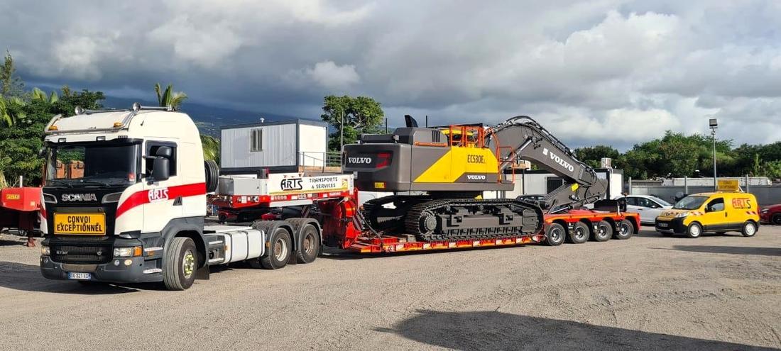 Convoi exceptionnel ARTS transportant une pelle Volvo