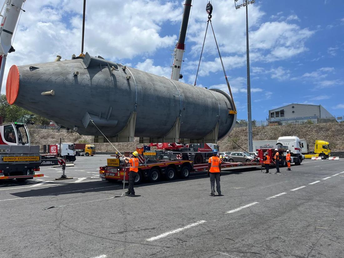 Chargement d’une cuve par deux grues ASL sur la remorque extra-surbaissée