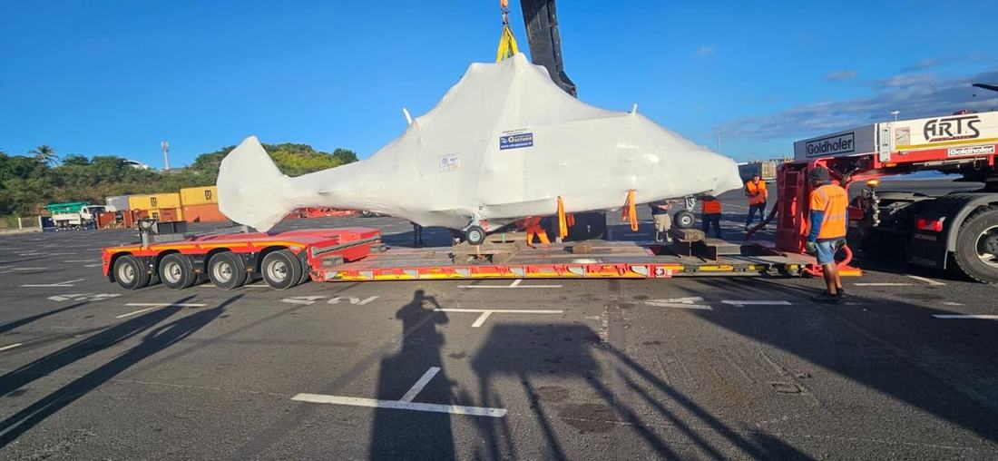 Hélicoptère bâché chargé sur la remorque extra-surbaissée