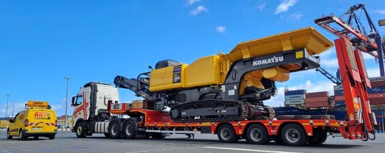Transport d’un concasseur Komatsu au port