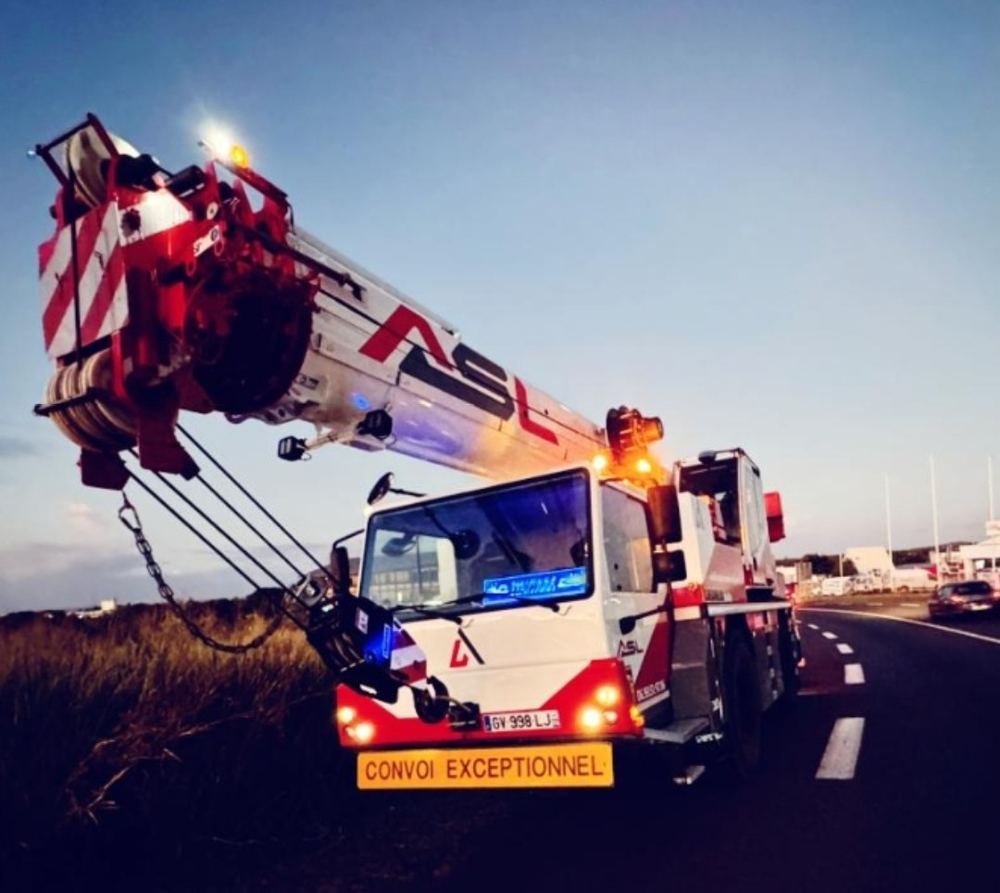 Grue mobile ASL en convoi exceptionnel au crépuscule