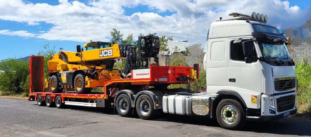 Semi-remorque porte-engins transportant un chariot télescopique