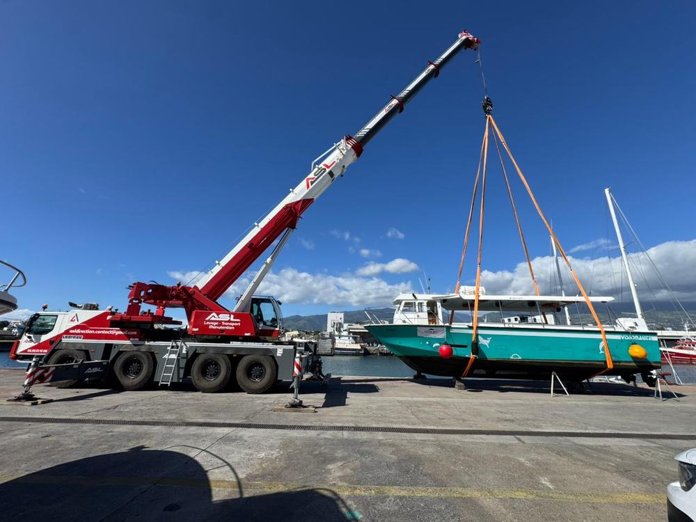 Grue mobile ASL levant un bateau sur le quai