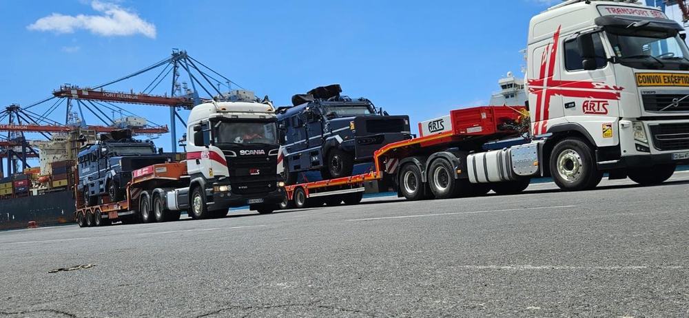 Deux porte-engins ARTS chargés de véhicules blindés au port