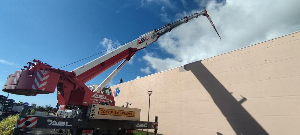 Grue mobile ASL avec fléchette au-dessus d’un centre commercial