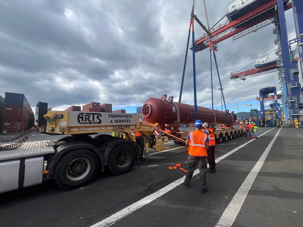 Chargement d’une colonne industrielle au port sur la remorque ARTS
