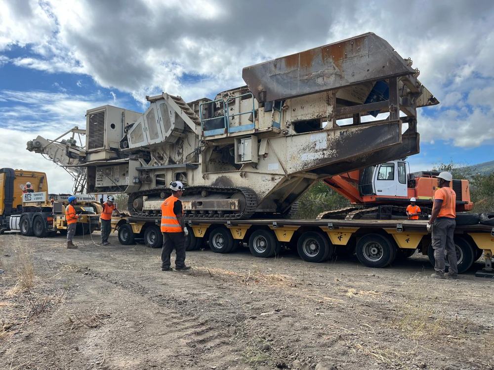 Concasseur sur chenilles chargé sur remorque modulaire