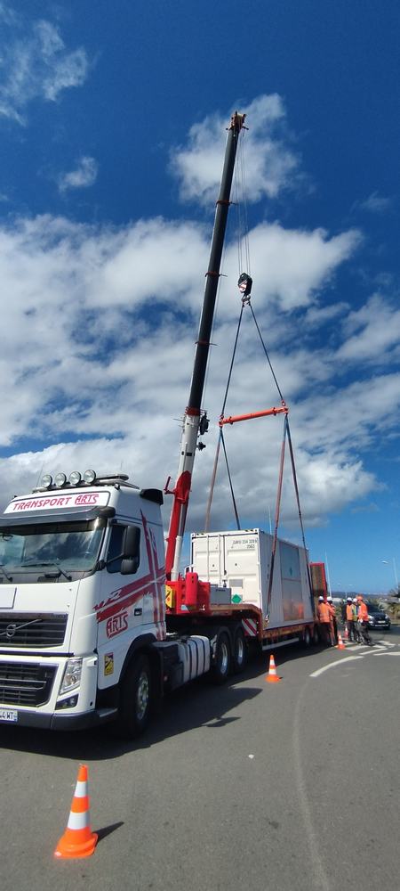 Grue mobile levant au palonnier un local technique énergétique de 21 t depuis une remorque ARTS