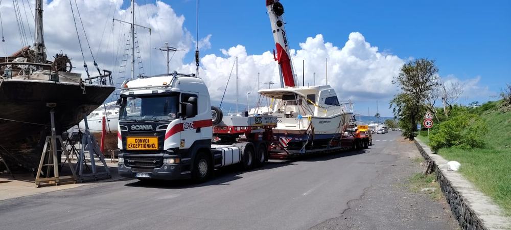 Convoi exceptionnel ARTS transportant un bateau