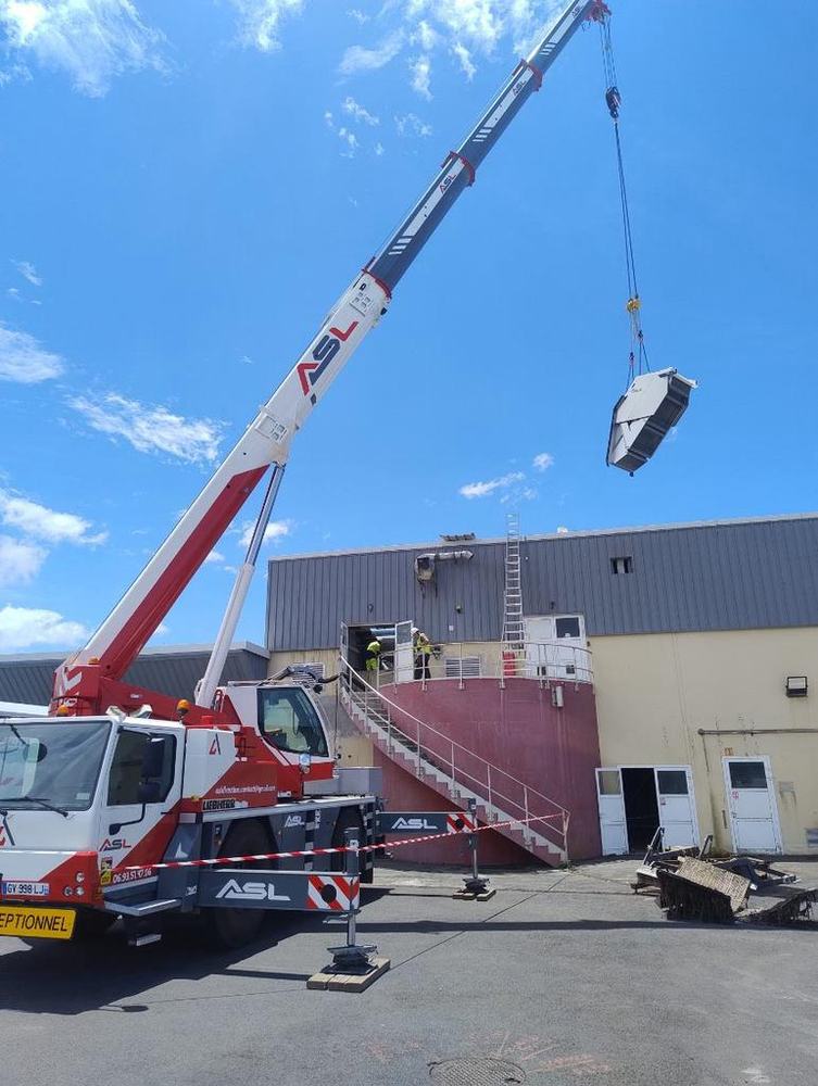 Grue ASL levant une centrale de traitement d’air