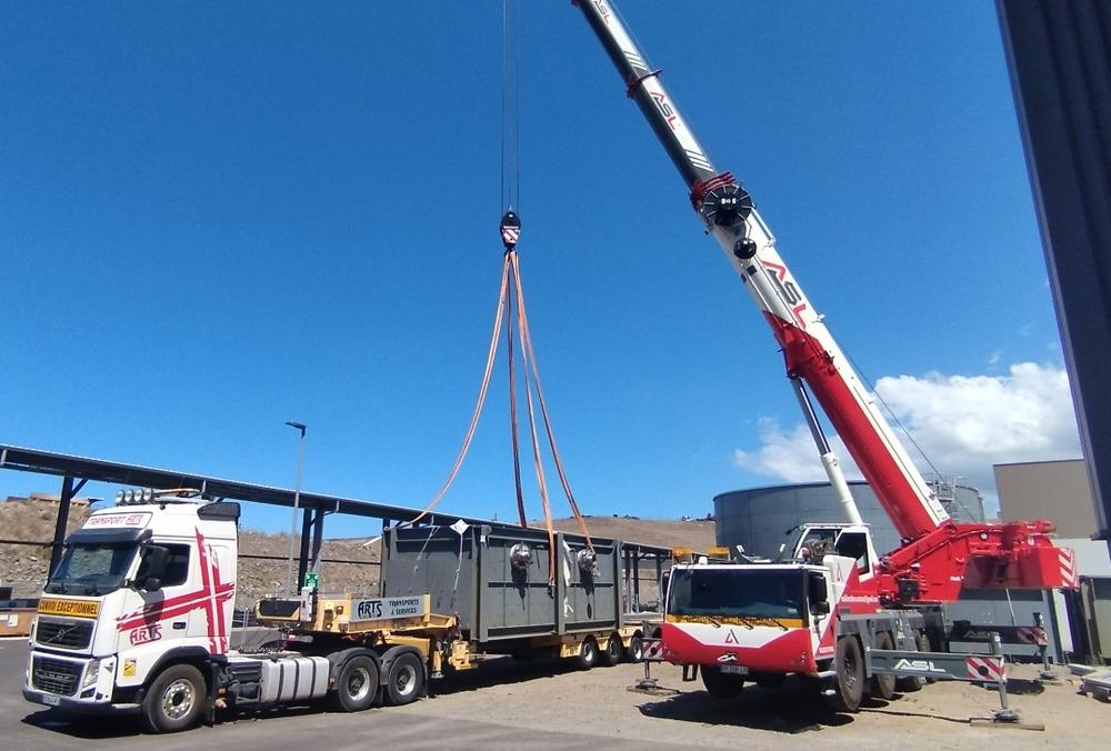 Grue ASL déchargeant un condenseur de 28 t d’une remorque ARTS