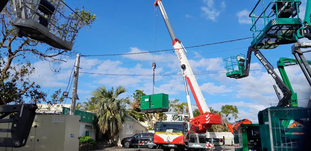 Grue mobile ASL levant un groupe électrogène