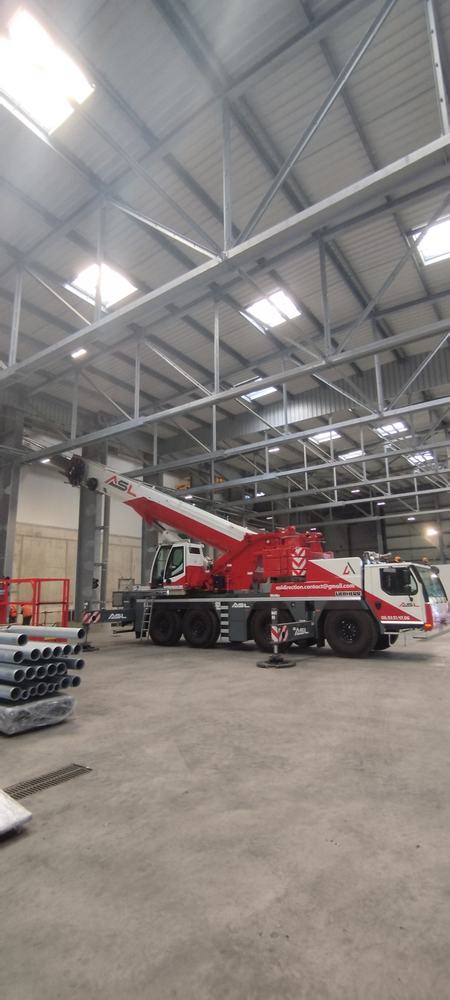 Grue mobile ASL travaillant à l’intérieur d’un bâtiment industriel