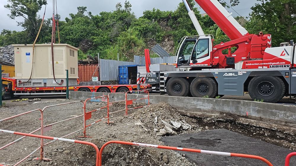 Grue ASL déchargeant un poste de transformation d’une remorque ARTS