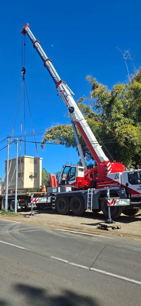 Grue mobile ASL levant un poste de transformation de 18 t en bord de route