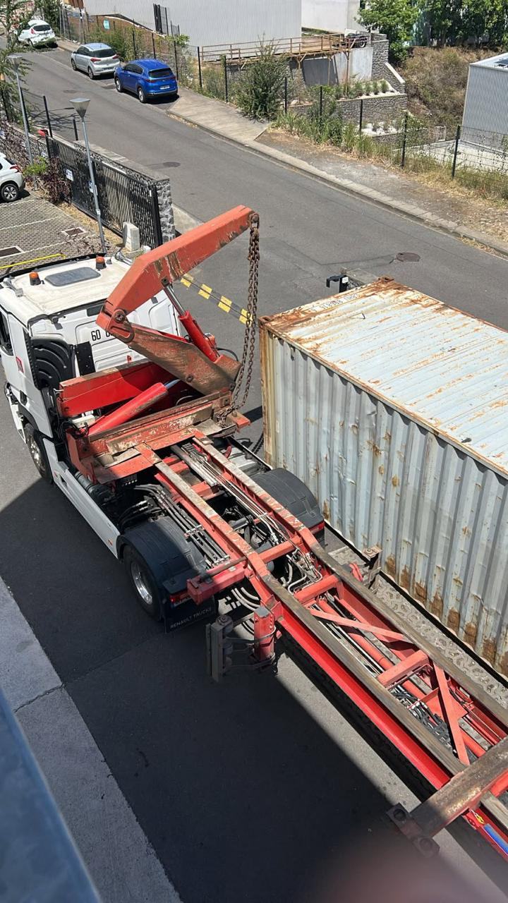 Rolltainer déposant un conteneur dans une rue