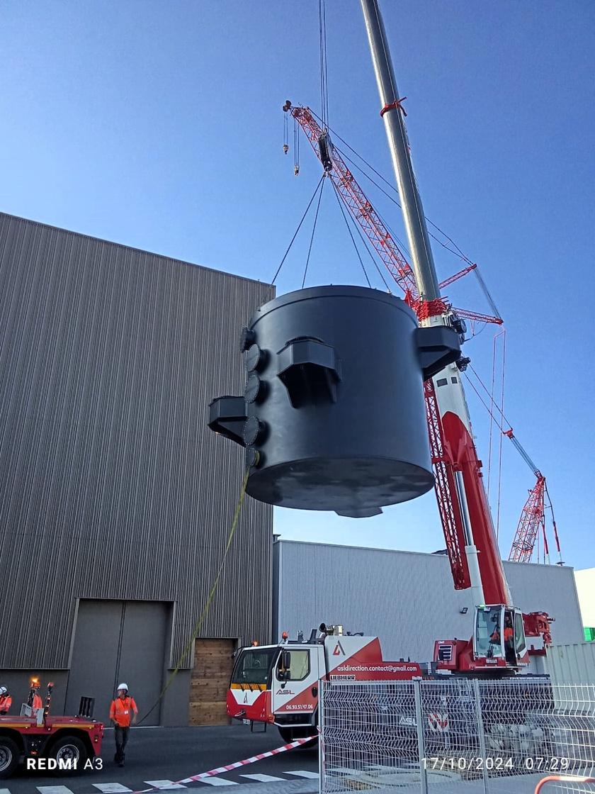 Grue mobile ASL levant une cuve sur un site industriel