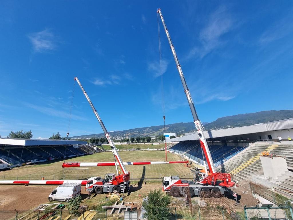 Deux grues mobiles ASL en levage dans un stade